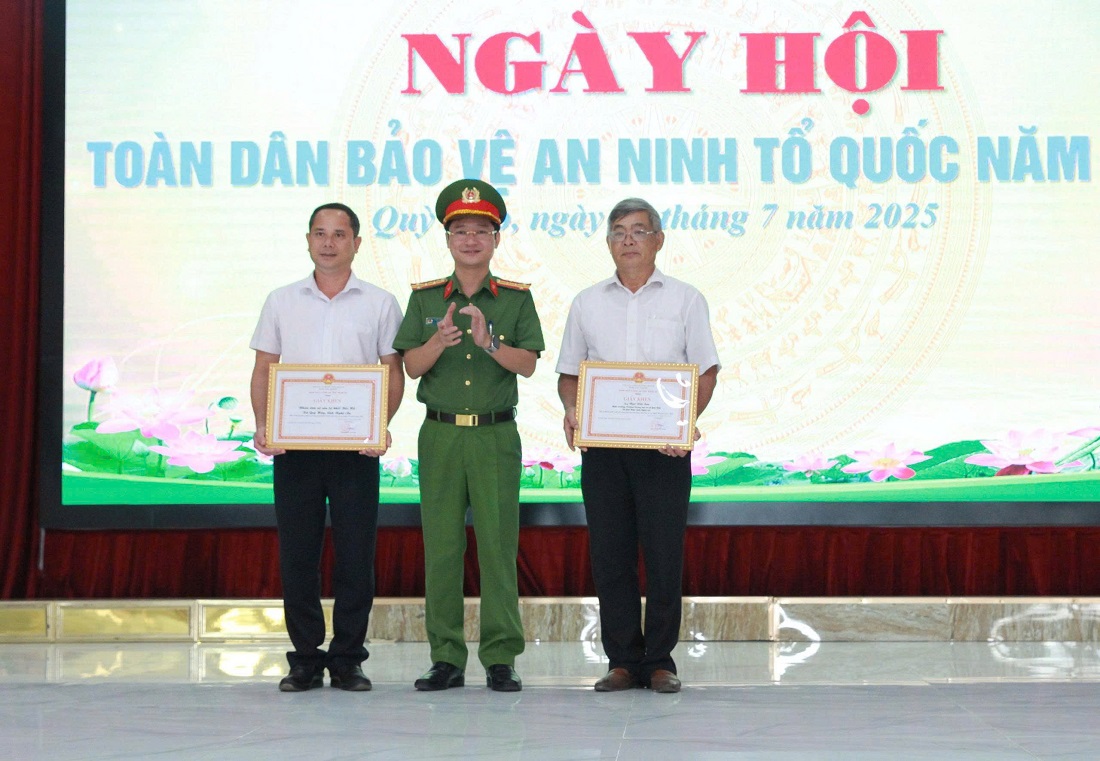 Đại tá Trần Ngọc Tuấn, Phó Giám đốc Công an tỉnh trao thưởng các tập thể, cá nhân có thành tích xuất sắc trong phong trào toàn dân bảo vệ ANTQ năm 2024 và 6 tháng đầu năm 2025