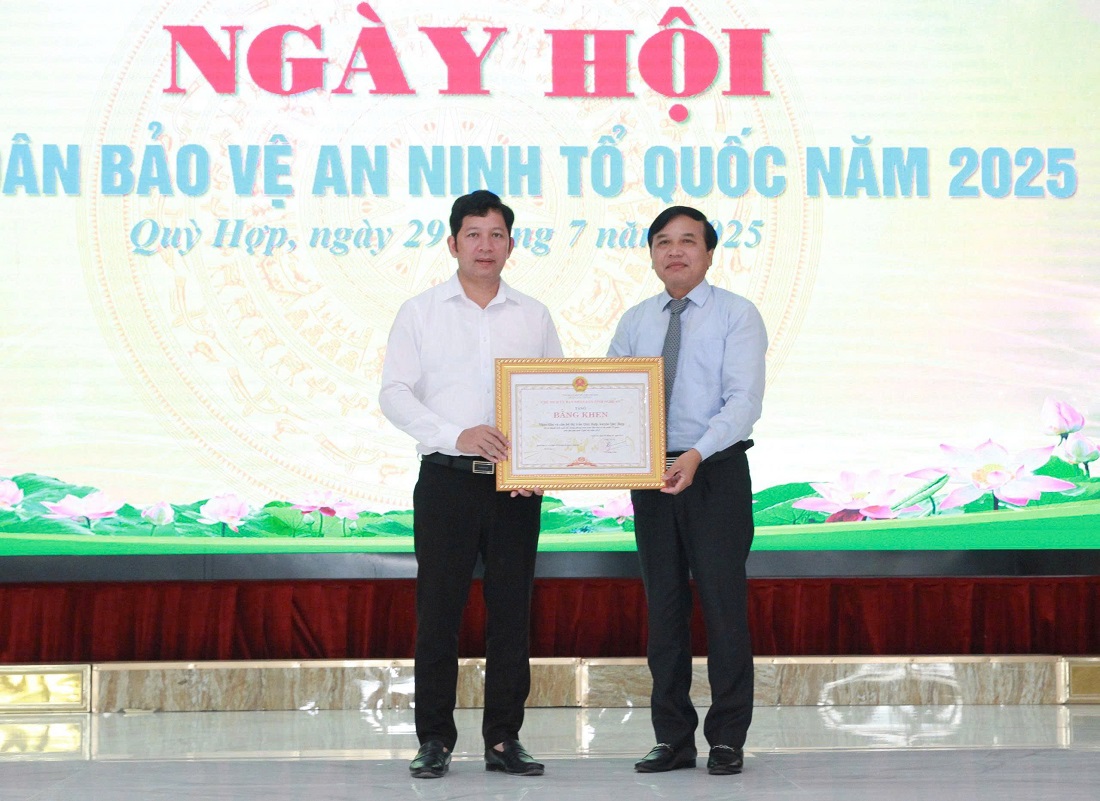 Đồng chí Nguyễn Như Khôi - Phó Chủ tịch HĐND tỉnh trao thưởng các tập thể, cá nhân có thành tích xuất sắc trong phong trào toàn dân bảo vệ ANTQ 