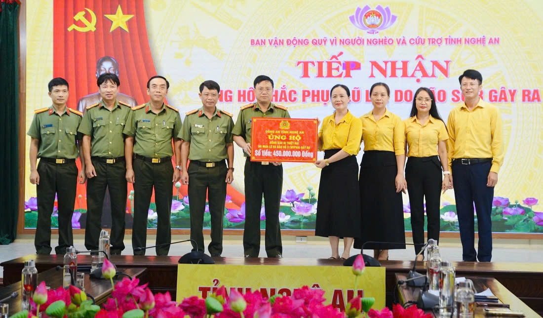 Đồng chí Đại tá Đinh Việt Dũng, Ủy viên Ban Thường vụ Tỉnh ủy, Bí thư Đảng ủy, Giám đốc Công an tỉnh Nghệ An trao 450 triệu đồng đến Ủy ban MTTQ tỉnh hỗ trợ đồng bào bị thiệt hại do bão số 3