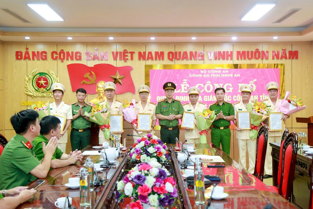 Trao quyết định nghỉ công tác chờ hưởng chế độ hưu trí đối với 06 đồng chí Phó Trưởng phòng.