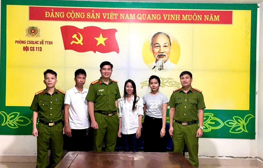 Lực lượng Công an làm thủ tục chứng kiến việc bàn giao, trao trả lại số tiền giữa chị Vũ Thị Thủy và Chị Võ Thị Diệu Ngọc