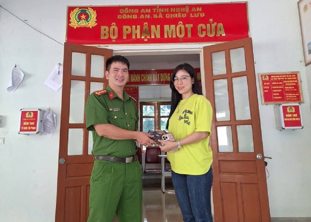 Công an xã Chiêu Lưu trao trả chiếc ví cùng số tiền, giấy tờ tùy thân cho chị Kha Thị Kim Cúc
