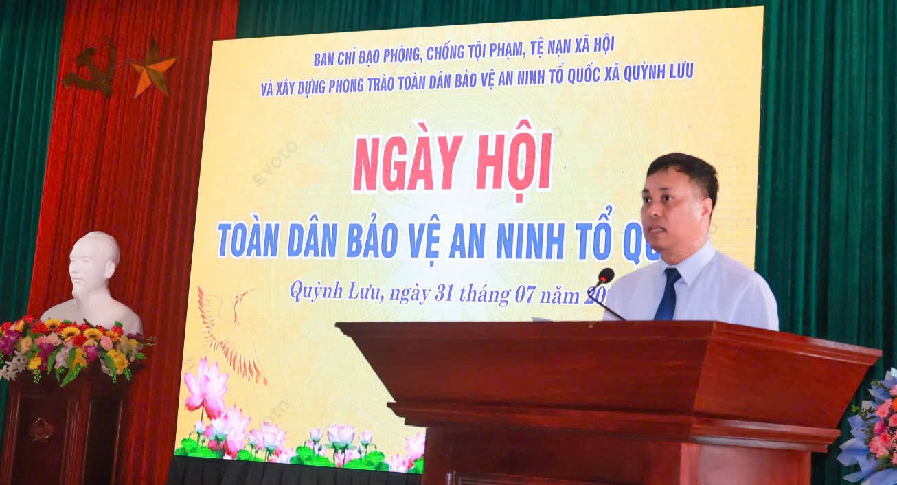 Đồng chí Hoàng Văn Bộ - Bí thư Đảng ủy, Chủ tịch HĐND xã phát biểu tại ngày hội 
