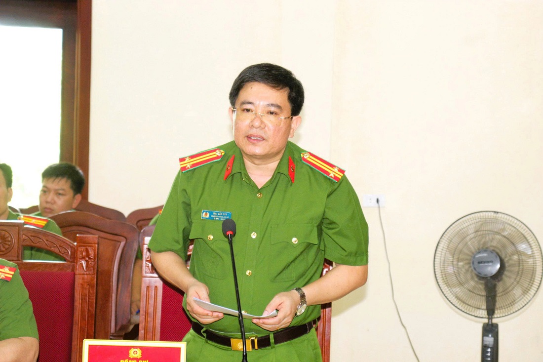 Đồng chí Trung tá Mai Văn Huy,  Trưởng Công an xã Quỳnh Lưu báo cáo về tình hình an ninh, trật tự trên địa bàn, kết quả triển khai nhiệm vụ sau sáp nhập