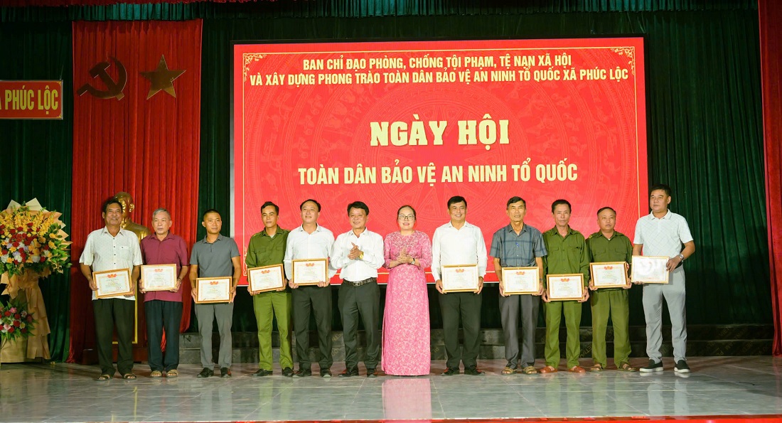 Ký kết giao ước thi đua và xã Phúc Lộc khen thưởng các tập thể, cá nhân có thành tích cao trong phong trao Toàn dân bảo vệ ANTQ