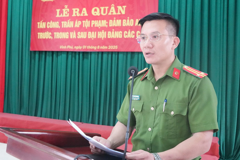 Đồng chí Trung tá Hoàng Anh Thái, Trưởng Công an phường Vinh Phú phát biểu quán triệt nhiệm vụ trọng tâm trong đợt cao điểm tấn công trấn áp tội phạm