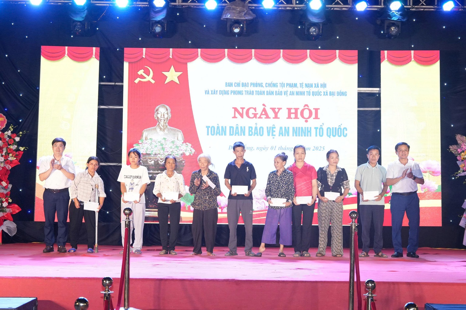 Ban Chỉ đạo thực hiện xây dựng phong trào Toàn dân bảo vệ ANTQ tỉnh Nghệ An trao tặng quà các hộ gia đình chính sách trên địa bàn xã