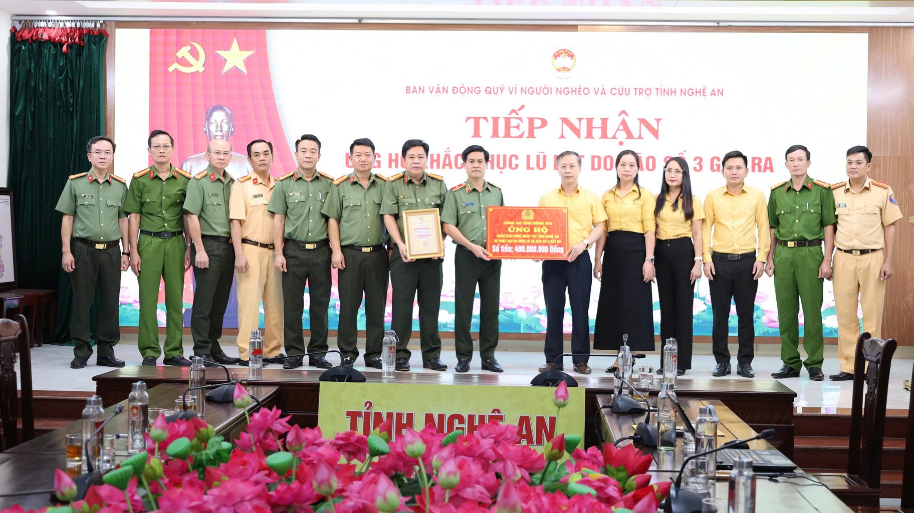 Đoàn công tác Công an tỉnh Đồng Nai  trao tượng trưng số tiền 400 triệu đồng hỗ trợ Nhân dân tỉnh Nghệ An khắc phục hậu quả do bão số 3 gây ra