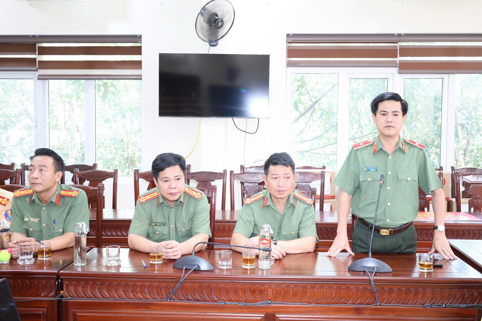Đồng chí Thiếu tướng Nguyễn Đức Hải, Giám đốc Công an tỉnh Đồng Nai chia sẻ và động viên Nhân dân vùng mưa lũ Nghệ An sớm vượt qua khó khăn, ổn định cuộc sống