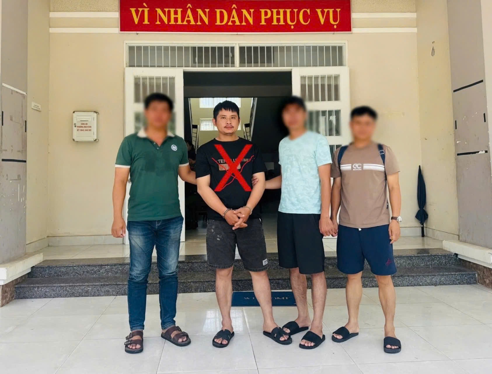 Đối tương Trần Đình Trung bị Tổ công tác Công an xã Tân Kỳ bắt giữ