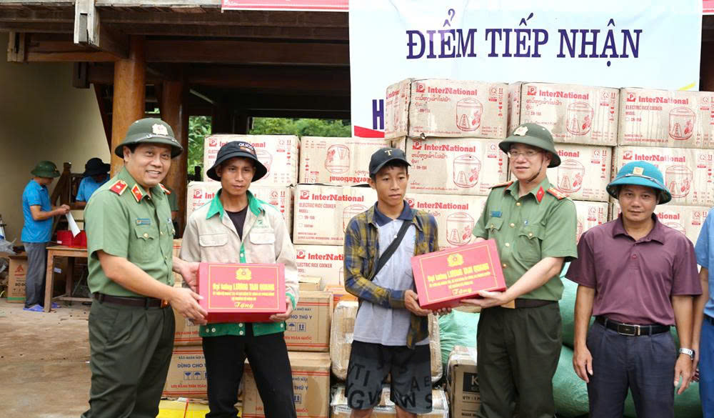 Đồng chí Thiếu tướng Nguyễn Hồng Nguyên và Đại tá Đinh Việt Dũng, Giám đốc Công an tỉnh Nghệ An trao quà của Đại tướng Lương Tam Quang, Bộ trưởng Bộ Công an cho các hộ nghèo