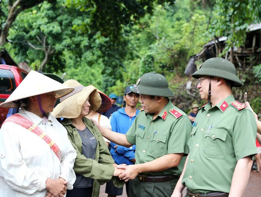 Các đồng chí Thiếu tướng Nguyễn Hồng Nguyên - Phó Chánh Văn phòng Bộ Công an và Đại tá Đinh Việt Dũng, Giám đốc Công an tỉnh Nghệ An thăm hỏi, động viên người dân chịu ảnh hưởng thiên tai
