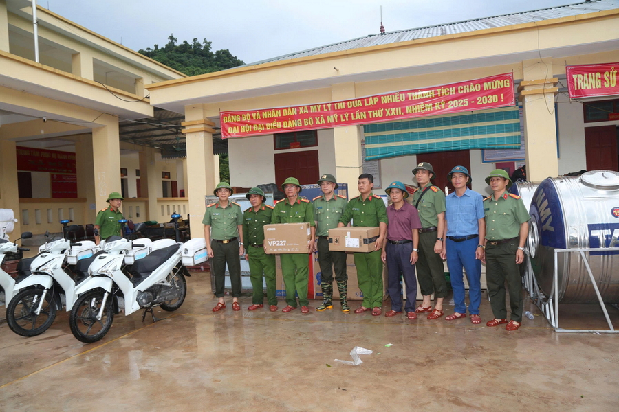 Đồng chí Đại tá Đinh Việt Dũng, Giám đốc Công an tỉnh trao tặng quà cho Công an xã Mỹ Lý