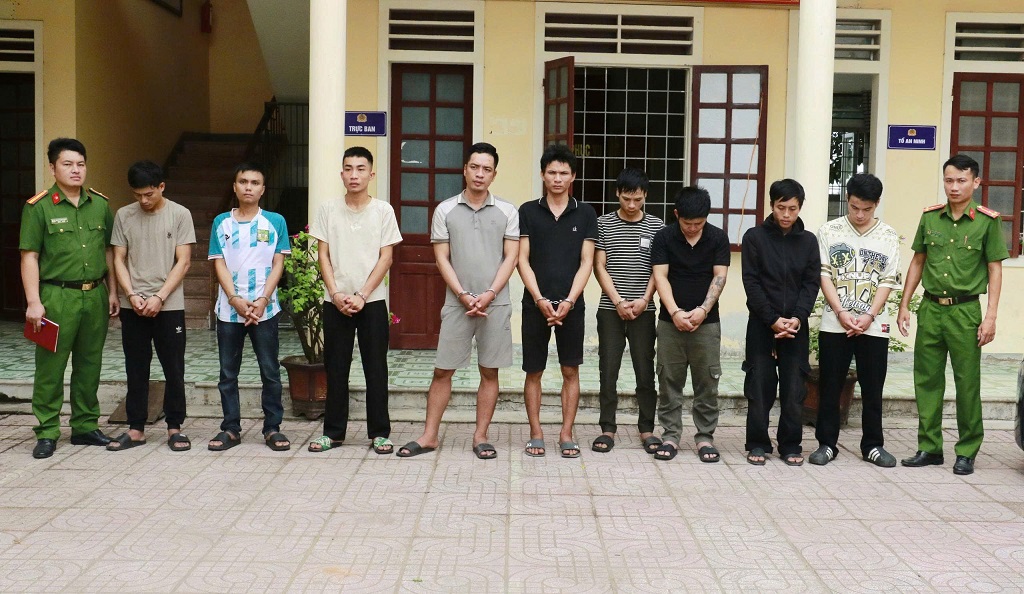 Các đối tượng mua bán và tổ chức sử dụng trái phép chất ma túy bị Công an xã Hải Lộc bắt giữ Võ Tuấn Anh tại Cơ quan Công an