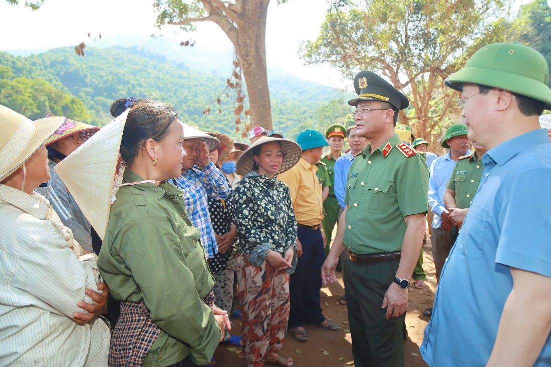 Đồng chí Thượng tướng Phạm Thế Tùng, Ủy viên Ban Thường vụ Đảng ủy Công an Trung ương, Thứ trưởng Bộ Công an thăm hỏi, động viên người dân