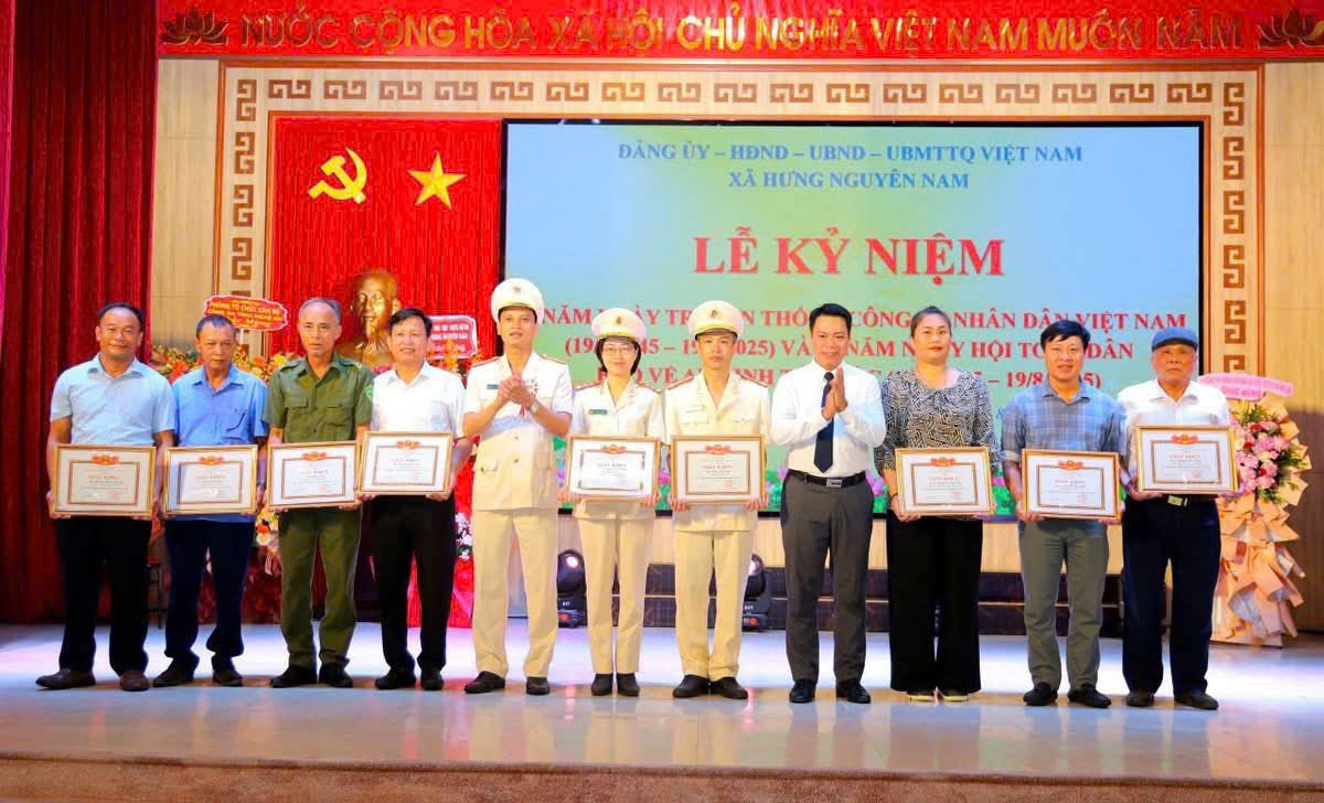 Khen thưởng các tập thể, cá nhân có thành tích xuất sắc trong phong trào thi đua đặc biệt hướng tới kỷ niệm 80 năm Ngày truyền thống CAND và 20 năm Ngày hội toàn dân bảo vệ ANTQ