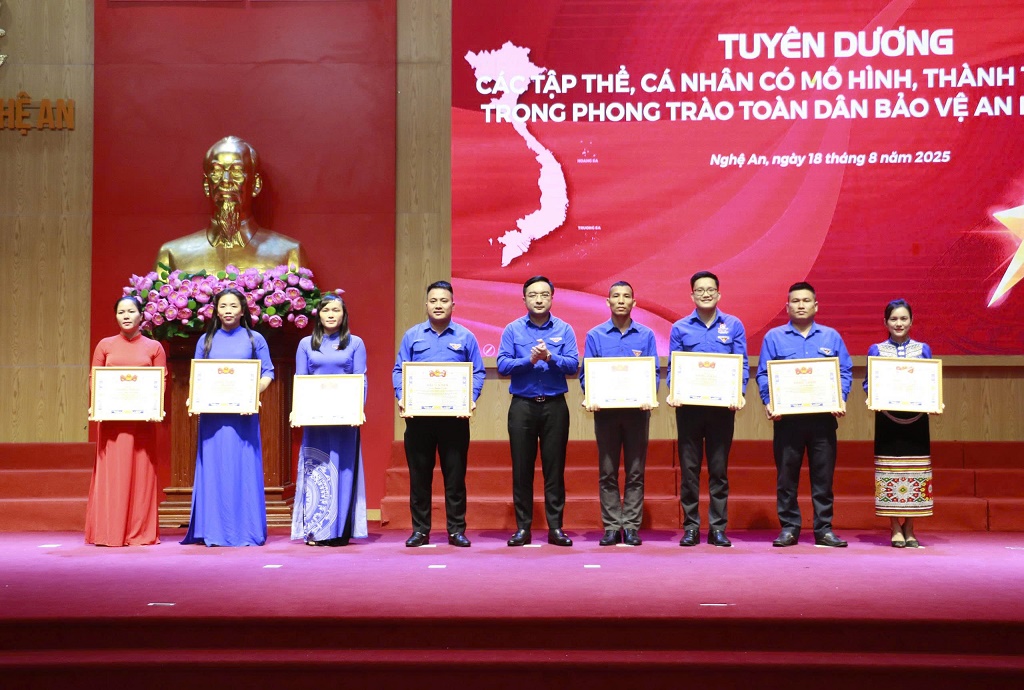 Trao Bằng khen của Ban Chấp hành đoàn TNCS Hồ Chí Minh tỉnh Nghệ An cho 33 cá nhân có thành tích xuất sắc trong phong trào