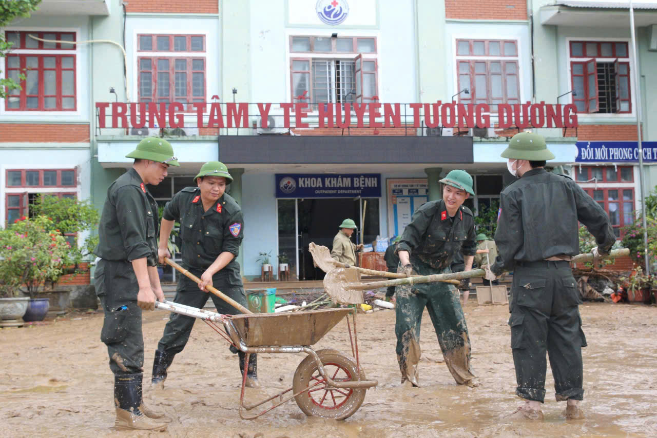 Lực lượng Công an tỉnh Nghệ An phối hợp với người dân địa phương khắc phục hậu quả sau bão lũ