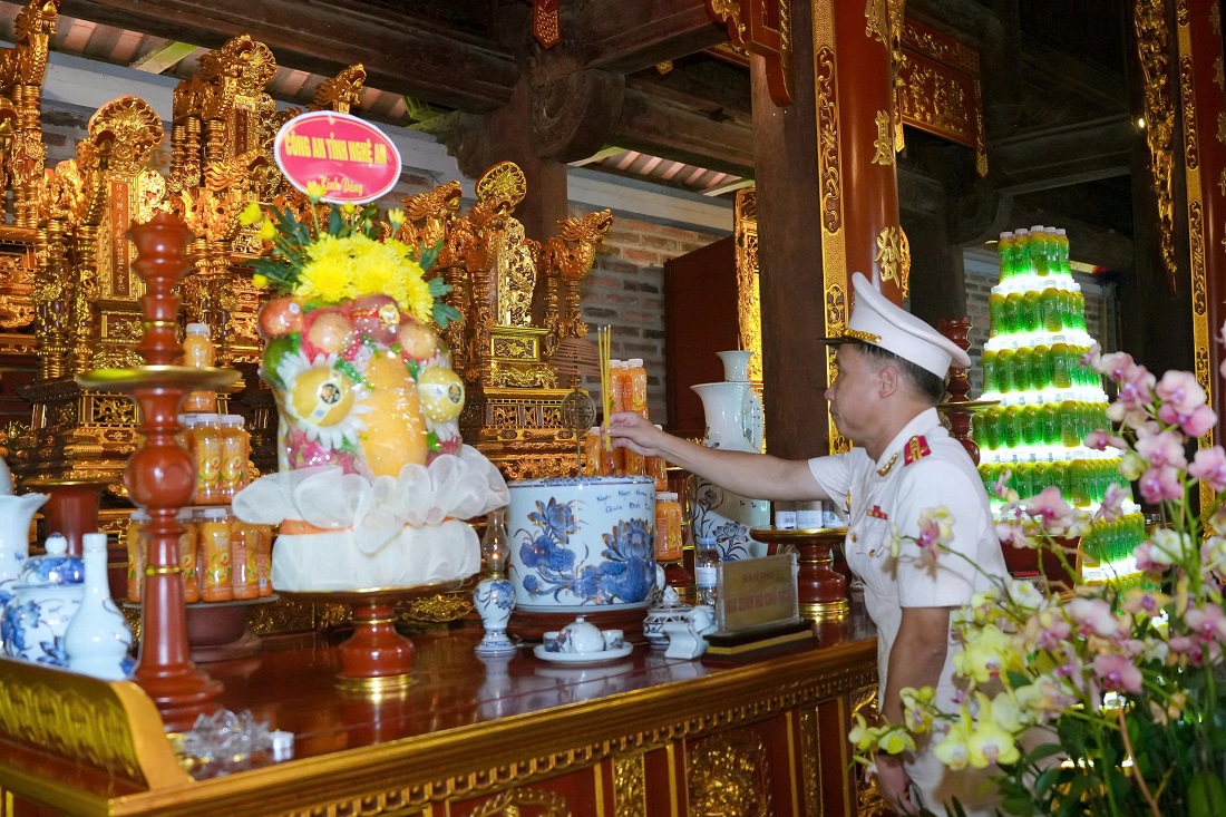 Đồng chí Đại tá Nguyễn Duy Thanh, Phó Giám đốc Công an tỉnh dâng hương tại Đền Chung Sơn