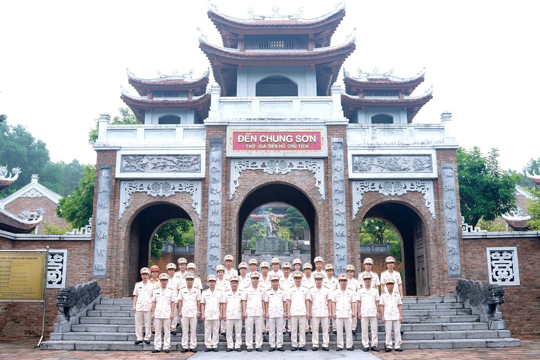 Đoàn đại biểu chụp ảnh lưu niệm tại Đền Chung Sơn