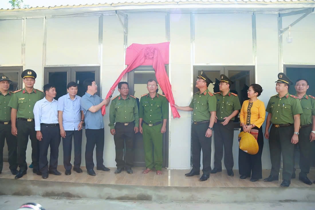 Đồng chí Thượng tướng Phạm Thế Tùng, Ủy viên Ban Thường vụ Đảng ủy Công an Trung ương, Thứ trưởng Bộ Công an trao trụ sở tặng Công an xã Mỹ Lý
