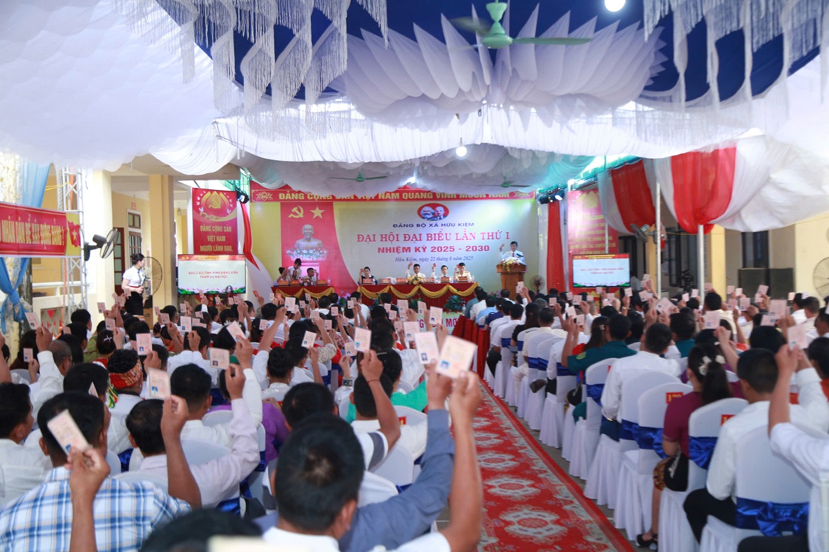 Các đại biểu biểu quyết thông qua dự thảo Nghị quyết Đại hội