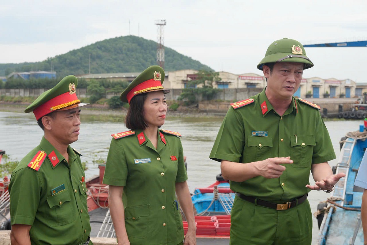 Đồng chí Đại tá Nguyễn Đức Cường, Phó Giám đốc Công an tỉnh yêu cầu Công an phường Cửa Lò thực hiện tốt phương châm “04 tại chỗ” “03 sẵn sàng” ứng phó với bão số 5