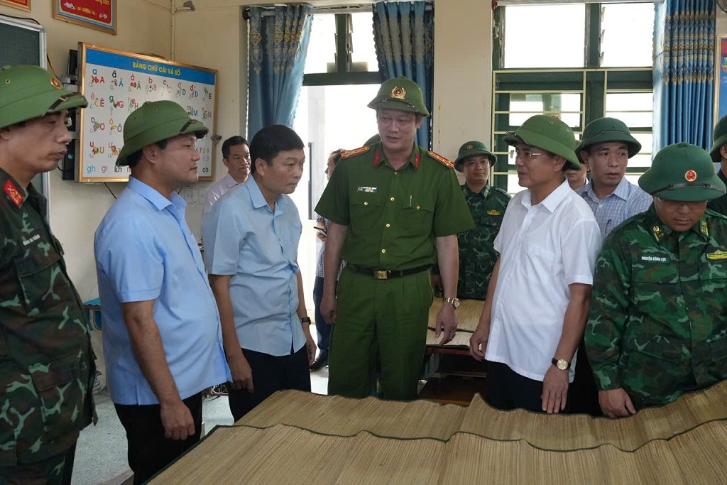 Đoàn kiểm tra công tác chuẩn bị các điều kiện cần thiết để di dời dân đến Trường Tiểu học Diễn Bích