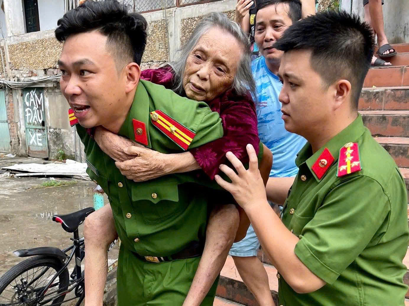 Tại chung cư Quang Trung và khu tập thể Hào Thành cổ phường Thành Vinh, Công an phường Thành Vinh hỗ trợ bà con di dời đến nơi tạm trú an toàn