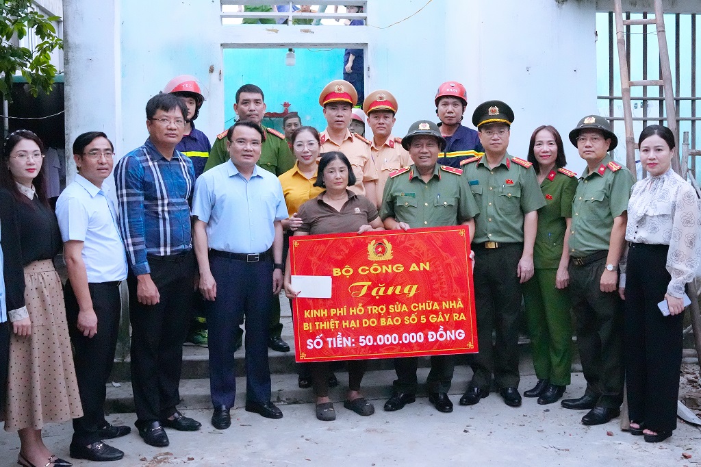 Đoàn công tác trao tặng kinh phí sửa chữa nhà khắc phục hậu quả sau bão