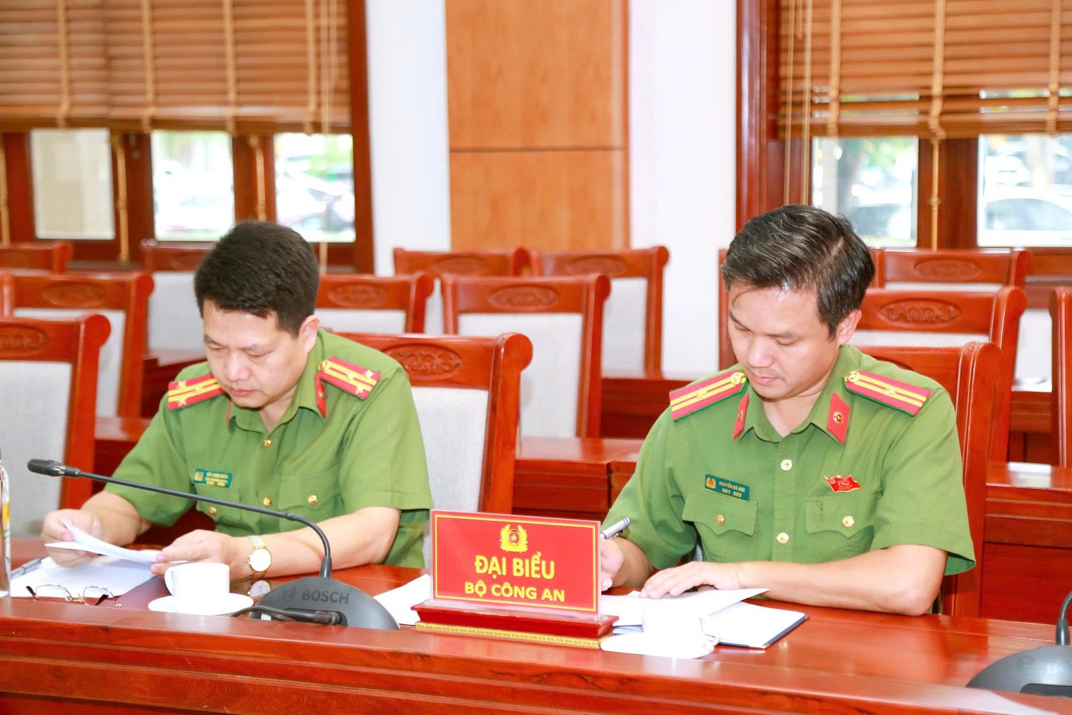 Các đại biểu của Đoàn Công tác Bộ Công an ghi nhận, tổng hợp các ý kiến đề xuất từ phía Sở, Ban, ngành và Ban Quản lý Khu di tích đặc biệt Kim Liên