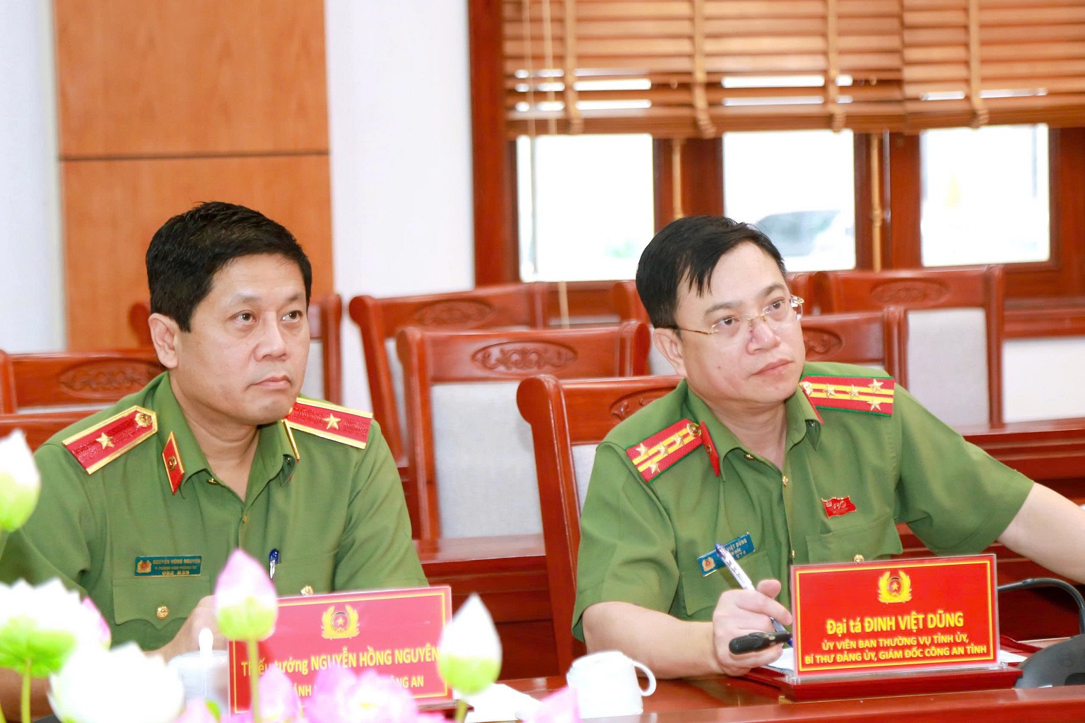 Đồng chí Thiếu tướng Nguyễn Hồng Nguyên - Phó Chánh Văn phòng Bộ Công an và Đồng chí Đại tá Đinh Việt Dũng, Ủy viên BTV Tỉnh ủy, Giám đốc Công an tỉnh lắng nghe ý kiến, đề xuất từ các đại biểu tham dự