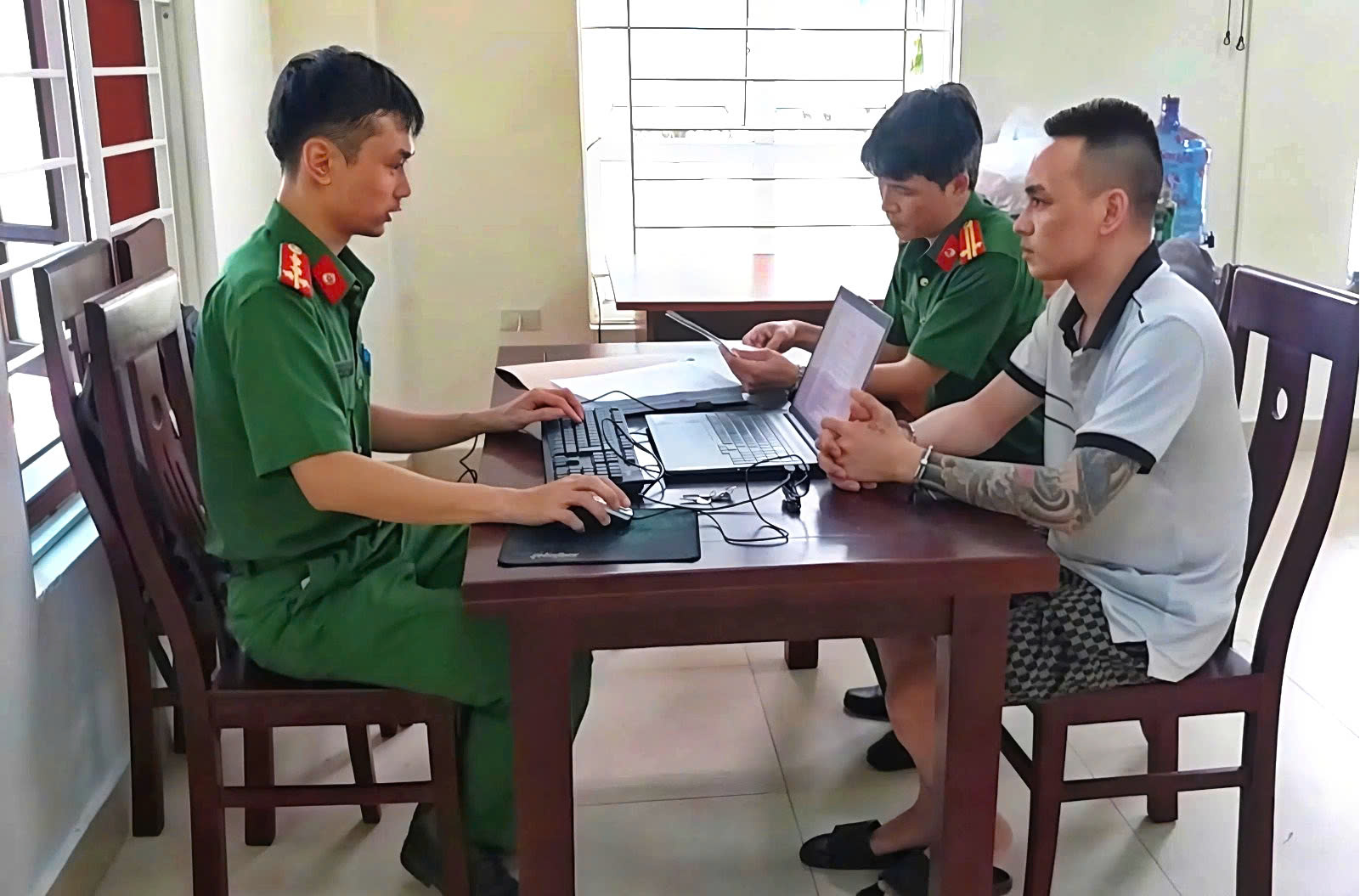 Cơ quan Công an lấy lời khai Lê Minh Dũng 