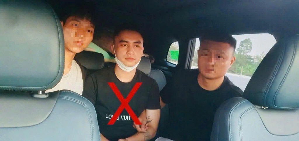 Lực lượng Công an bắt giữ, dẫn giải đối tượng truy nã Lương Ngọc Thảo (dấu x)