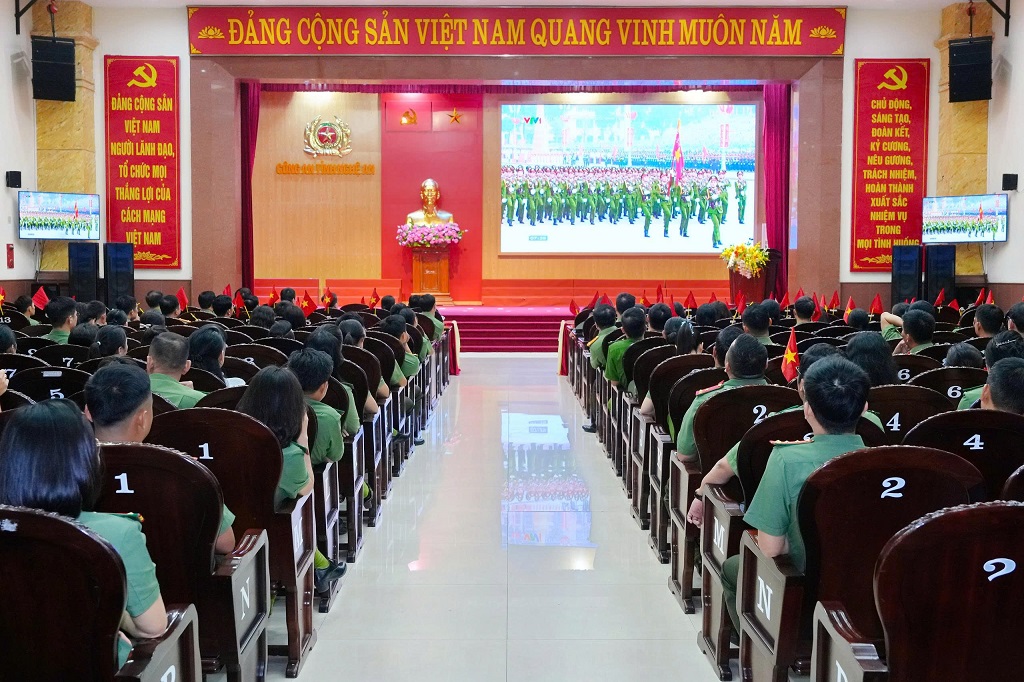 Ngay từ sáng sớm, đông đảo cán bộ, chiến sĩ Công an Nghệ An đã có mặt tại hội trường trung tâm, háo hức chờ đón Lễ kỷ niệm 80 năm Cách mạng Tháng Tám và Quốc khánh 2/9