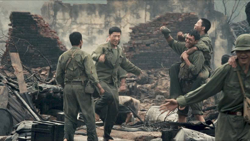 Hội phụ nữ Công an tỉnh chụp ảnh lưu niệm cùng các cựu chiến binh, thương bệnh binh tại Trung tâm Thương binh tâm thần kinh Nghệ An
