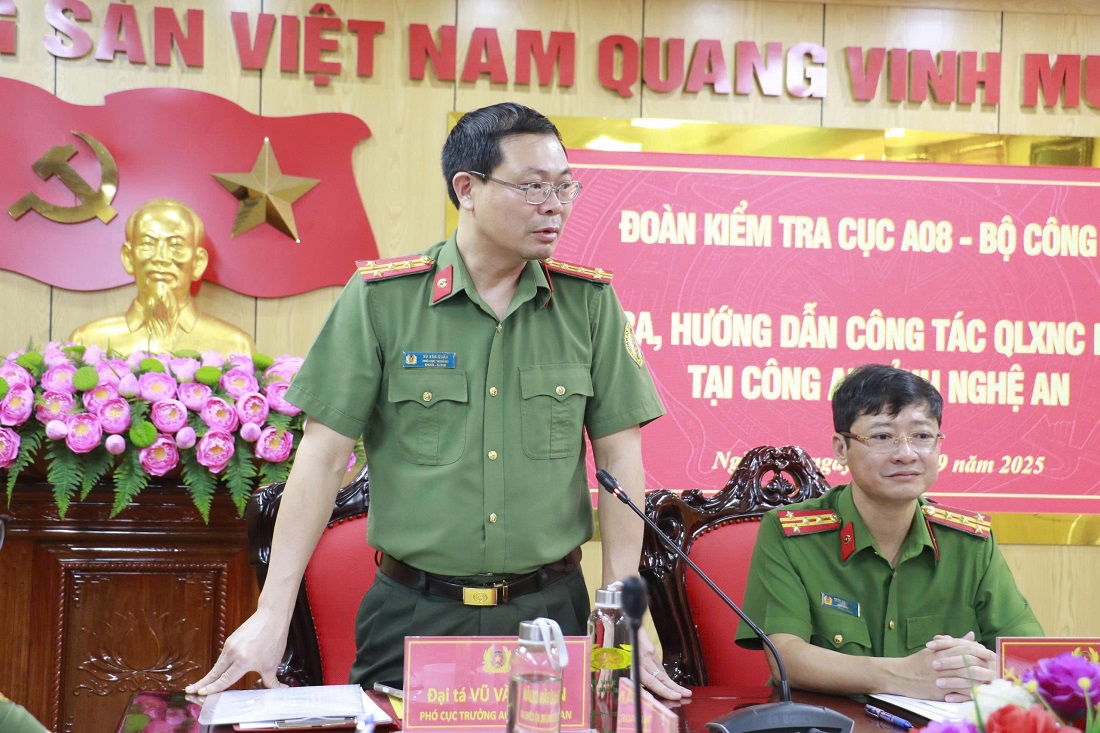 Đồng chí Đại tá Vũ Văn Quân, Phó Cục trưởng Cục Quản lý xuất nhập cảnh, Bộ Công an phát biểu chỉ đạo 