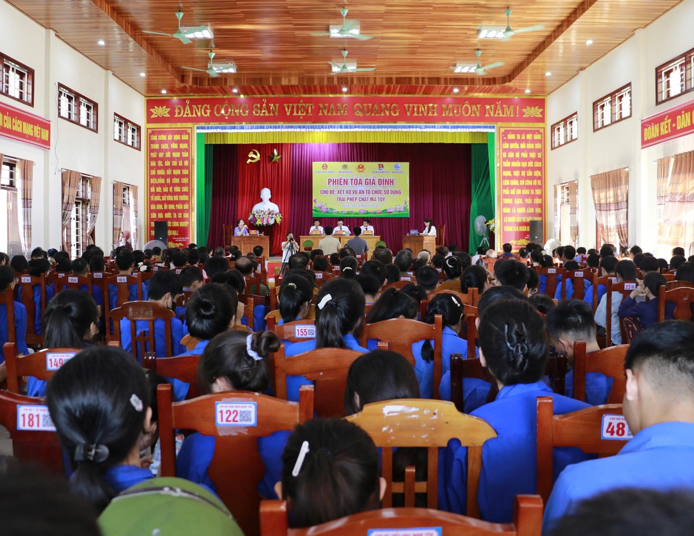 Đông đảo đoàn viên, thanh niên và người dân tham dự phiên tòa