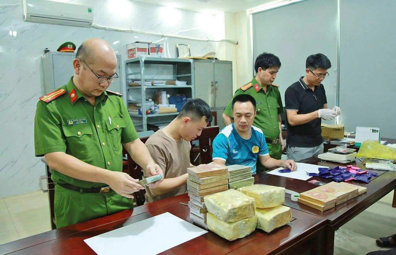 Công an Nghệ An phối hợp lực lượng chức năng khám xét tang vật trong chuyên án ma túy lớn