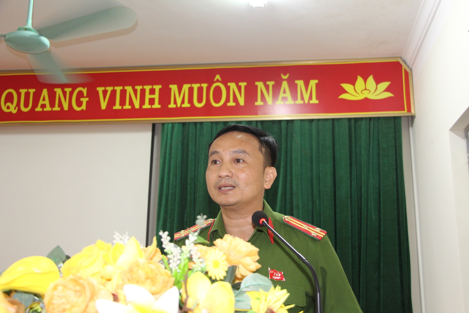Đồng chí Thượng tá Nguyễn Tuấn Hùng -  Phó Trưởng phòng Kỹ thuật hình sự phát biểu tại lễ bế giảng