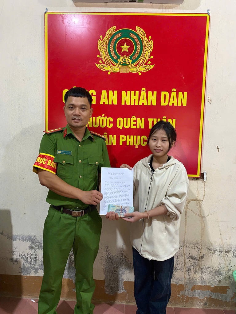 Công an xã Kim Bảng trao trả tài sản cho chị Kiều