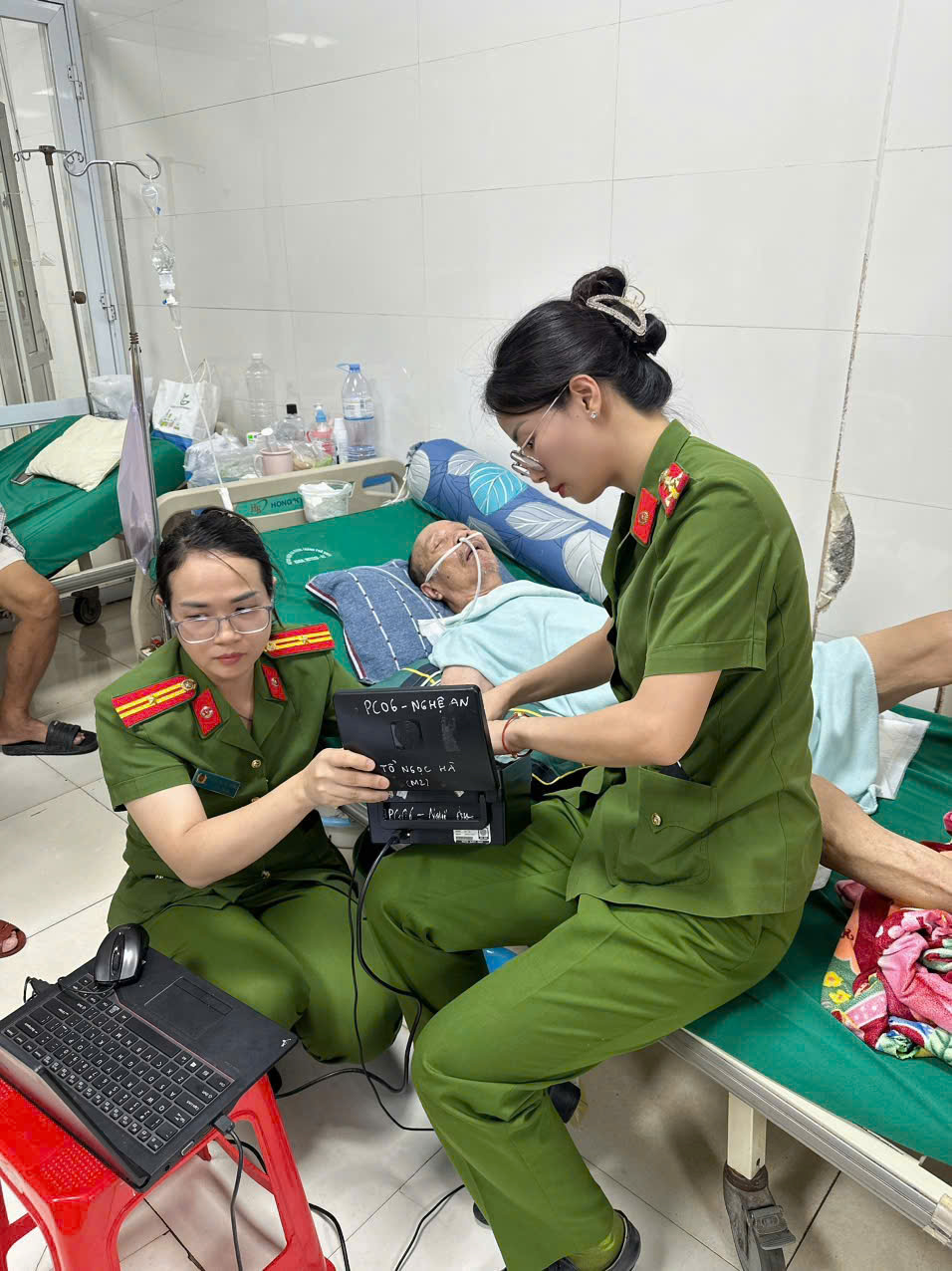 Làm thủ tục cấp thẻ căn cước cho ông Phạm Thanh Yên bị tai biến nằm điều trị tại khoa cấp cứu Bệnh viện đa khoa thành phố Vinh