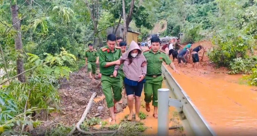 Công an xã Chiêu Lưu cùng chính quyền địa phương hỗ trợ đưa sản phụ vượt qua điểm sạt lở và điểm lũ chia cắt đến Trung tâm Y tế Kỳ Sơn an toàn