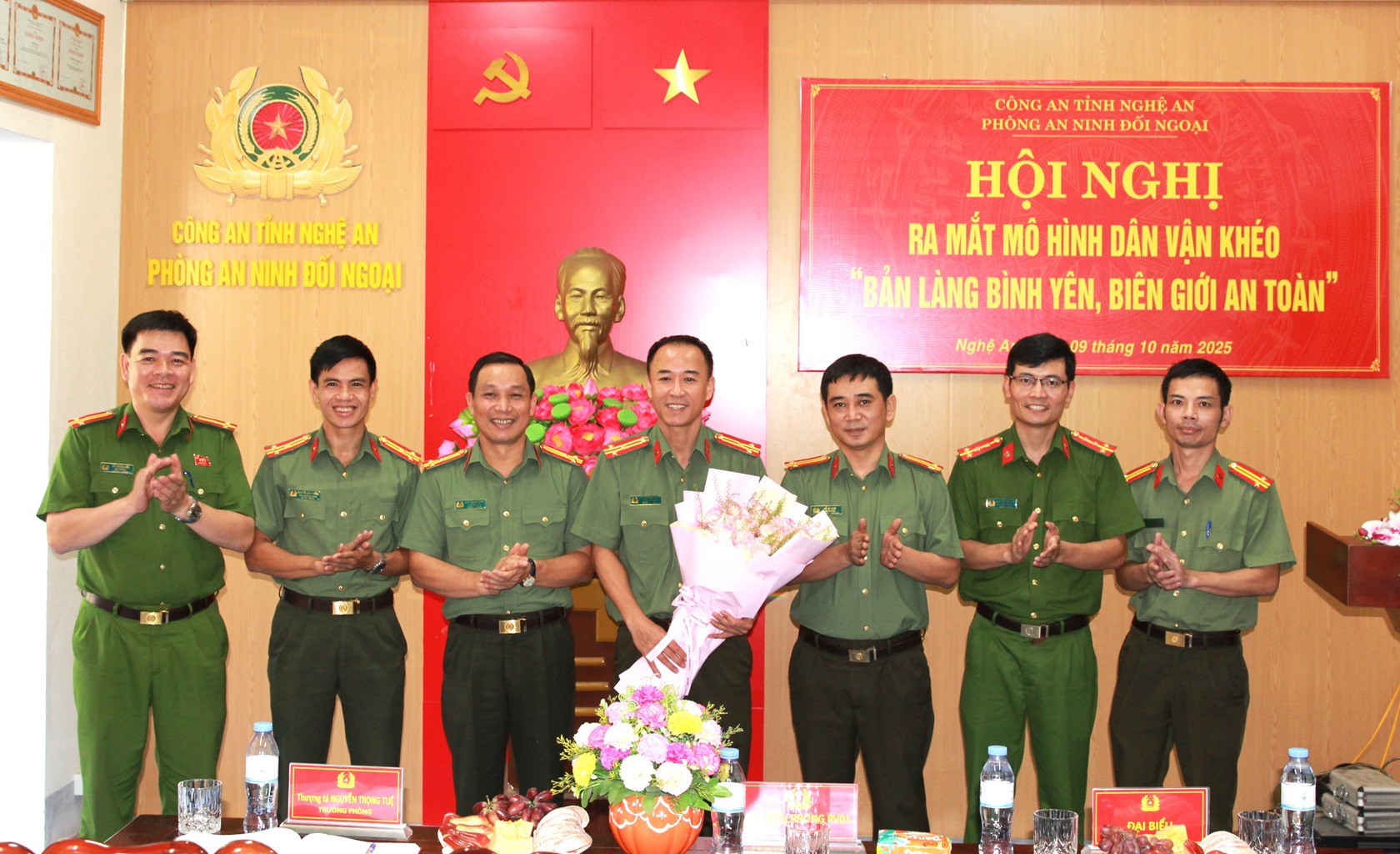 Các đại biểu tặng hoa chúc mừng ra mắt mô hình “Bản làng bình yên, biên giới an toàn” 