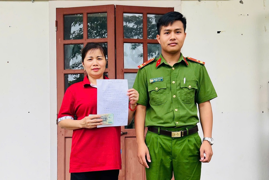 Với sự giúp đỡ của Công an xã Na Ngoi, chị Văn nhận lại được số tiền bản thân chuyển khoản nhầm 
