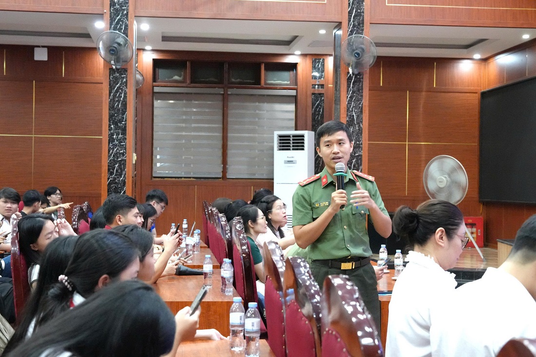 Cán bộ Phòng An ninh mạng và phòng, chống tội phạm sử dụng công nghệ cao trao đổi những vấn đề mà các em học sinh chưa rõ