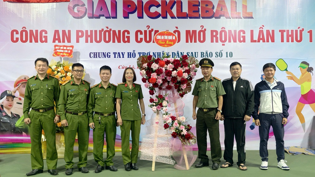Lãnh đạo Công an tỉnh gửi hoa chúc mừng giải đấu