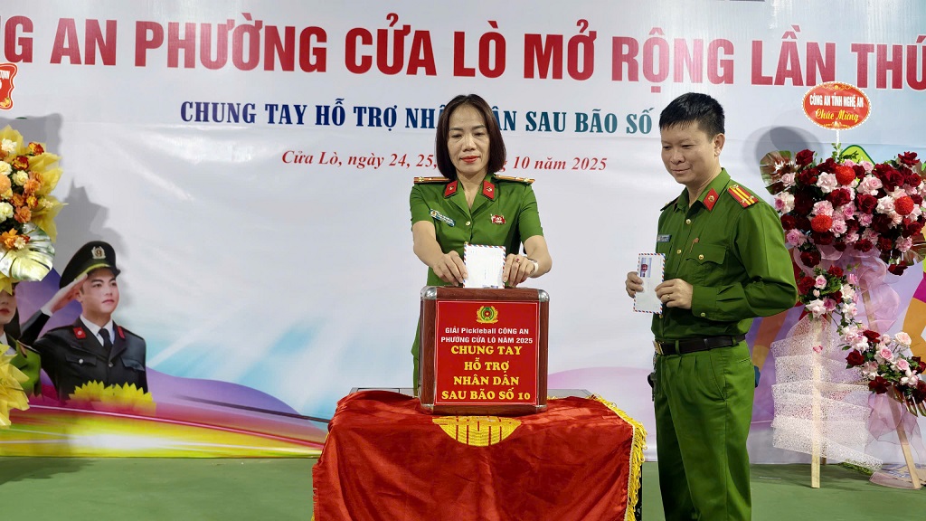 Các nhà tài trợ, nhà hảo tâm và các vận động viên đã quyên góp ủng hộ bà con Nhân dân trên địa bàn Cửa Lò khắc phục hậu quả bão số 10