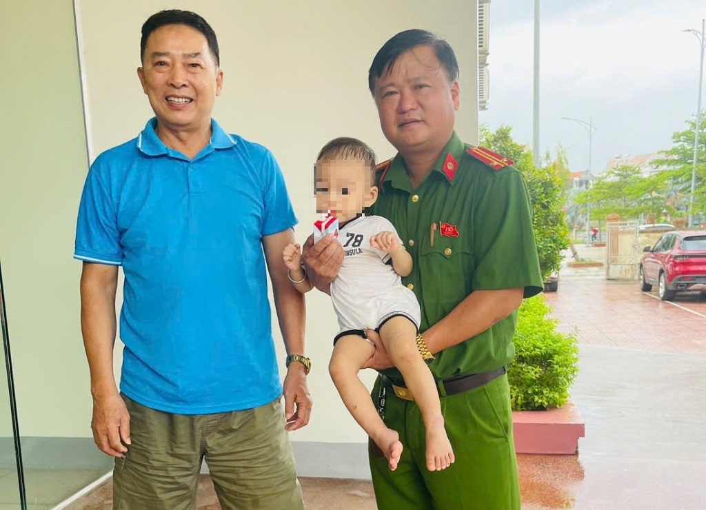Công an phường Trường Vinh bàn giao cháu bé đi lạc cho người nhà