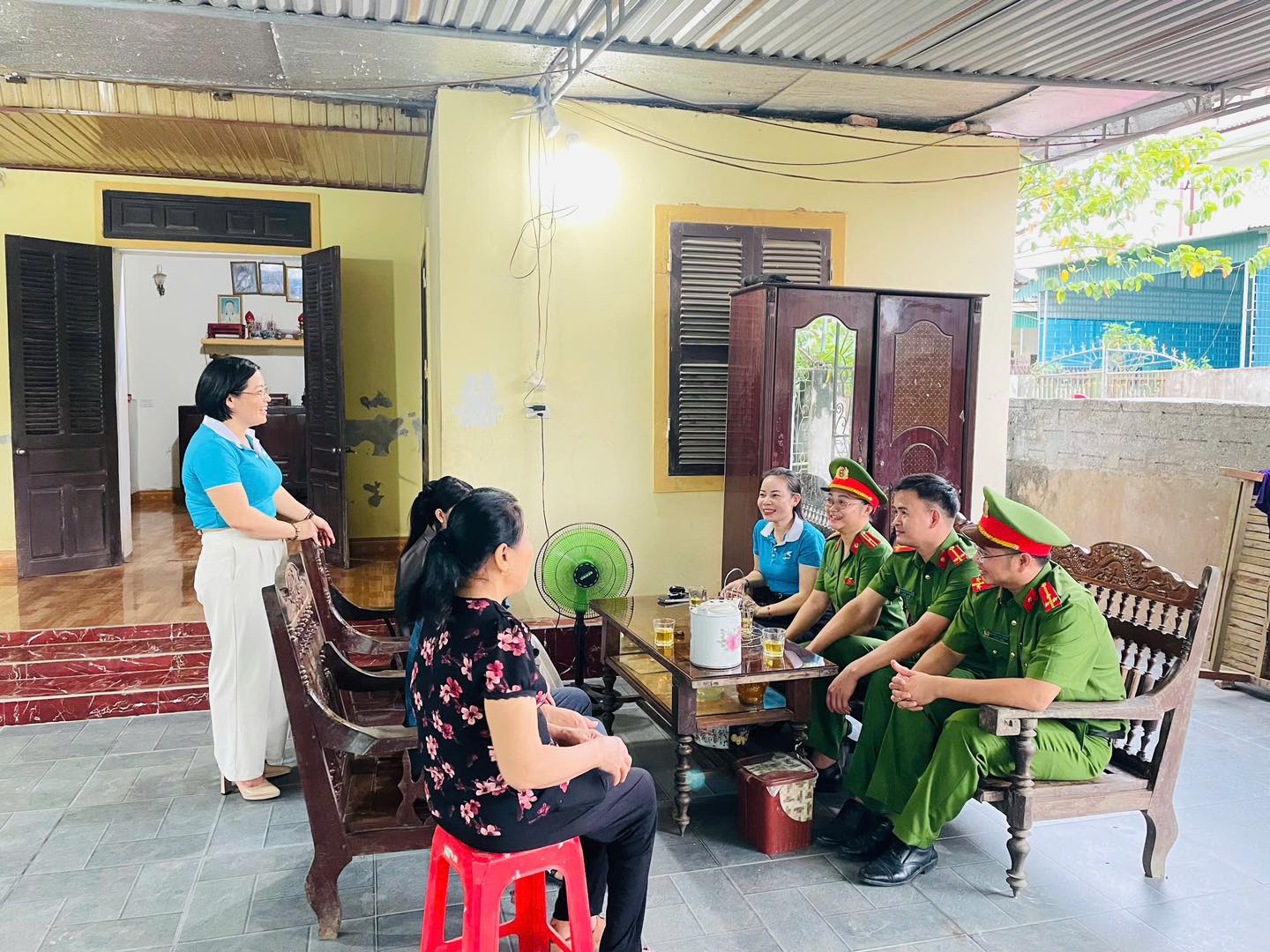 Công an xã phối hợp với chính quyền địa phương tăng cường công tác tuyên truyền phòng chống bạo lực gia đình cho người dân